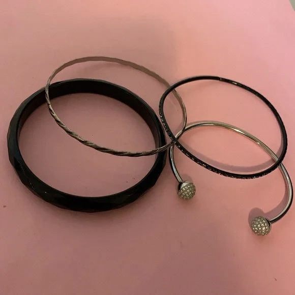 Four bracelets - Picture 5 of 6